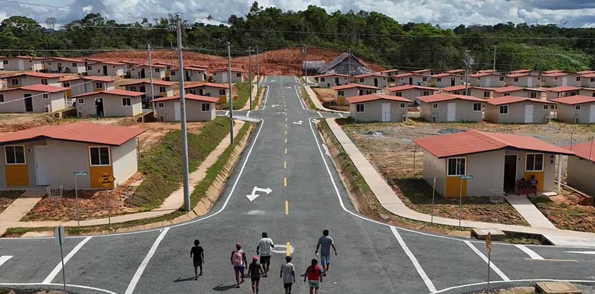 Los residentes de la isla de Gardi Sugdub caminan hacia sus nuevos hogares en el continente en Nuevo Cartí, en la costa caribeña de Panamá. Foto AP