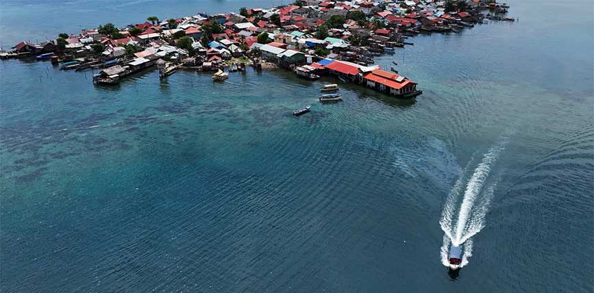 Civil protection officials transport the belongings of residents by boat to the mainland from Gardi Sugdub Island, off the Caribbean coast of Panama. Photo AP